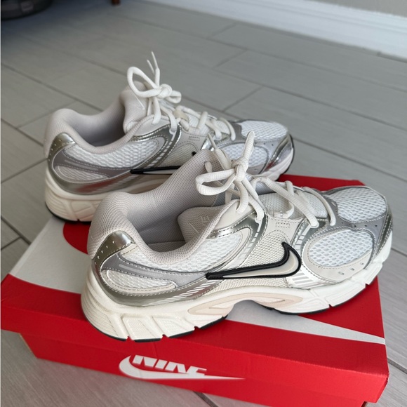 Nike White & Silver V5 RNR Sneakers - Picture 6 of 7